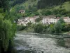 Paisajes de Perigord - (Río de la Vézère), casas en la ciudad de Bugue y árboles a lo largo del agua