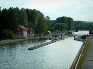 Paisajes de Picardía - Canal lateral con el bloqueo de Oise, amarrado barcazas, márgenes de ríos y los árboles en un bosque