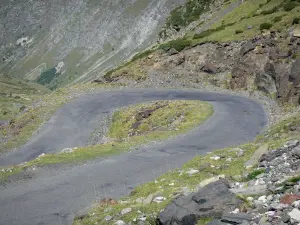 Paisajes de los Pirineos - Carretera de montaña de guiñada en el Parque Nacional de los Pirineos