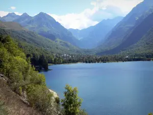 Paisajes de los Pirineos - Lago de Genos-Loudenvielle, los árboles y las montañas que bordean el Valle de Louron