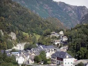 Paisajes de los Pirineos - Gavarnie valle: casas en la aldea de Gèdre rodeado de árboles y montañas