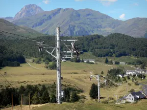 Paisajes de los Pirineos - Ascensor, pastizales, casas, bosques y montañas, incluyendo la cima del Pic du Midi de Bigorre en el fondo