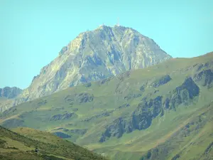 Paisajes de los Pirineos - Cumbre del Pic du Midi de Bigorre con su observatorio astronómico y su antena de televisión