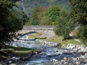 Paisajes de los Pirineos - Puente sobre el río y los árboles a la orilla del agua