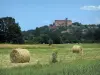 Paisajes de Quercy - Castillo de Castelnau-Bretenoux, casas, árboles y sobre el terreno con fardos de paja