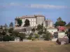 Paisajes de Tarn-et-Garonne - Marsac Castillo con vistas a las casas de la aldea de Marsac