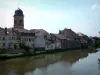 Paisajes de los Vosgos - Iglesia y casas en un pueblo a orillas de un río