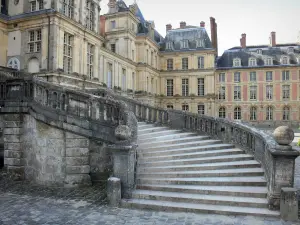 Palace of Fontainebleau - Horseshoe staircase in the White Horse courtyard (Farewell courtyard) and facade of the Palace of Fontainebleau
