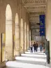 Palacio de los Inválidos - Bajo los arcos del patio