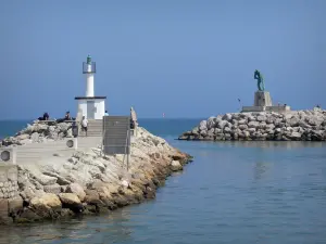 Palavas-les-Flots - Station balnéaire : brise-lames (rochers), feu du port, sculpture et mer méditerranée