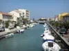 Palavas-les-Flots - De canal, los barcos amarrados, muelles, palmeras y farolas, edificios y casas en la localidad