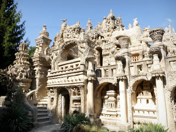 Palazzo Ideale del postino Cheval  - Vista delle sculture sulla facciata ovest del Palazzo Ideale