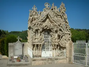 Palazzo Ideale del postino Cheval  - Palazzo ideale del postino Cheval','44','Art brut (ingenuo): tomba (monumento funerario) del postino Ferdinand Cheval, a Hauterives