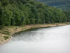 Meer van Pannecière - Kunstmatig meer (lake-reservoir-Pannecière kabelgeleider) en de beboste oever, in de Morvan Regionaal Natuurpark