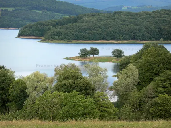 Pannecière lake - Artificial lake (Pannecière-Chaumard reservoir-lake) and its wooded banks; in the Morvan Regional Nature Park