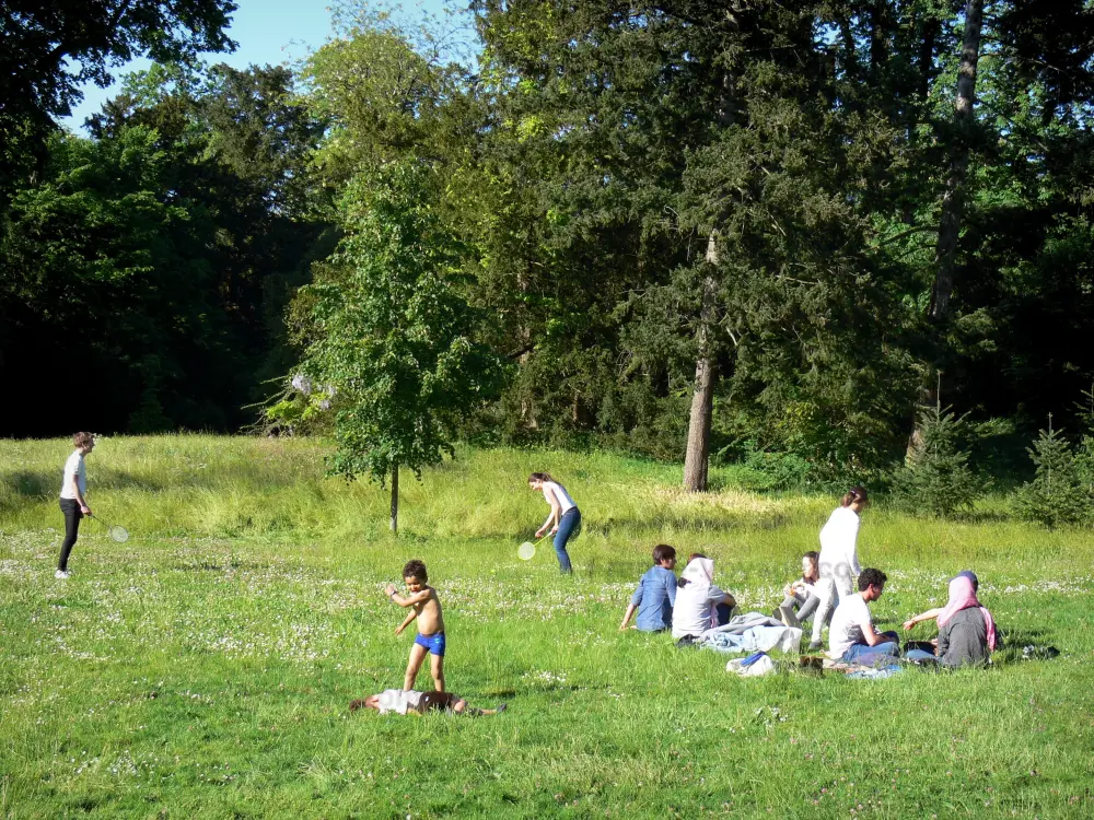 Le parc de Bagatelle - Parc de Bagatelle: Détente sur la pelouse du parc arboré