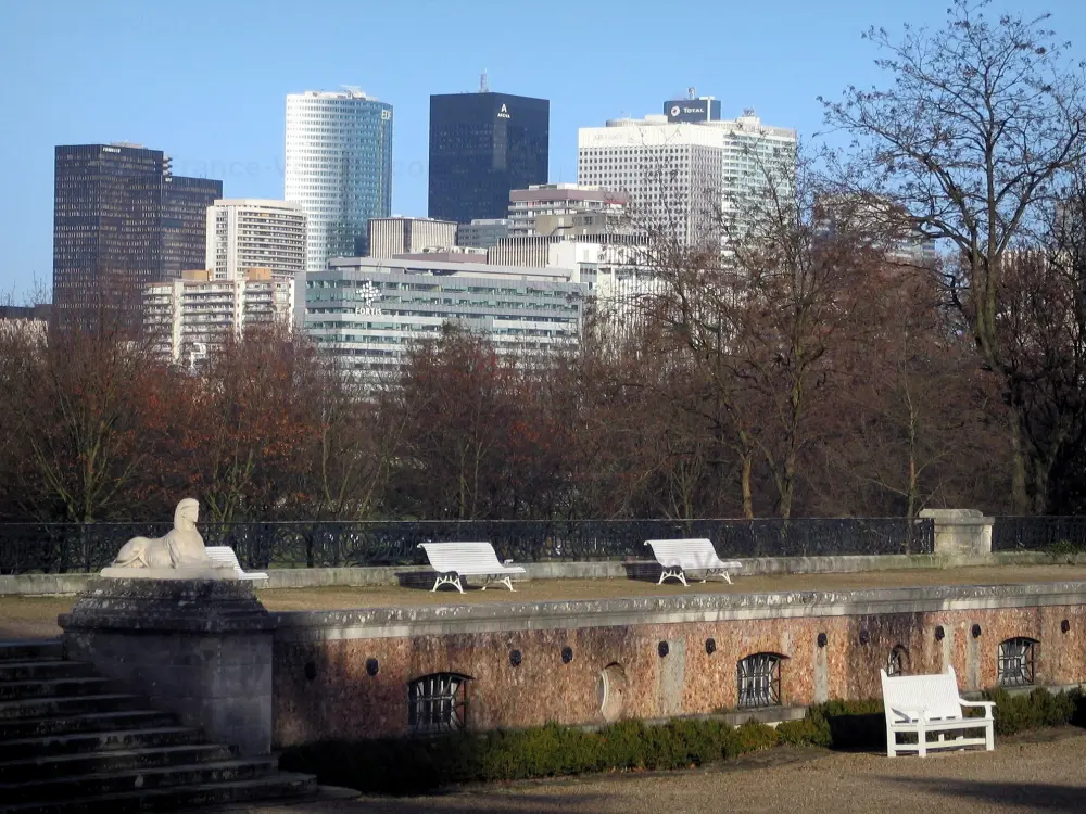 Le parc de Bagatelle - Parc de Bagatelle: Vue sur les tours de la Défense depuis le parc de Bagatelle