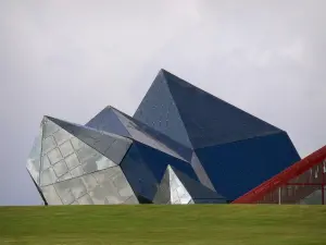Parc du Futuroscope - Kinemax (bâtiment à l'architecture futuriste)