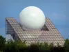 Parc du Futuroscope - Sphère blanche et prisme de verre du pavillon du Futuroscope (bâtiment à l'architecture futuriste)