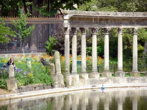 Parc Monceau - La Naumachie, bassin bordé d'une colonnade corinthienne