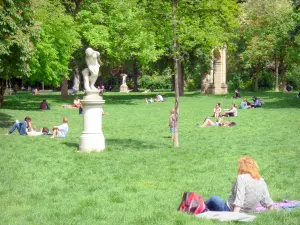 Parc Monceau - Repos sur la pelouse parsemée d'arbres et de statues