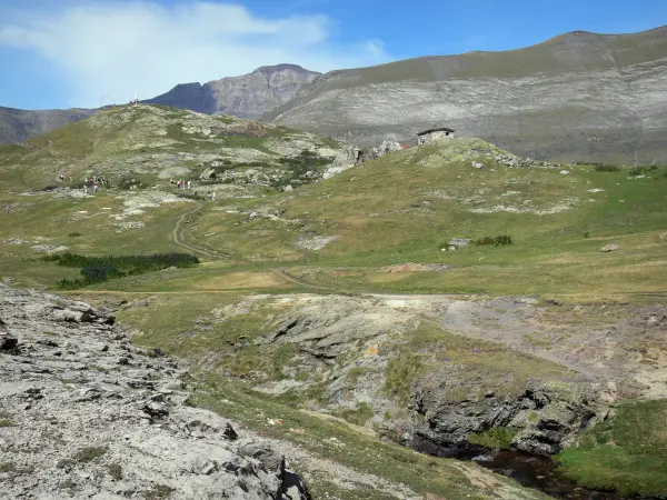 Parc National des Pyrénées - Cirque de Troumouse : sentier menant au belvédère de la Vierge, montagnes du cirque naturel en arrière-plan