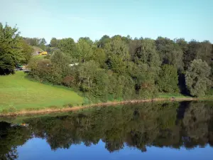 Parc Naturel Régional de l'Avesnois - Arbres se reflétant dans les eaux du lac du Val-Joly, dans le Parc Départemental du Val-Joly