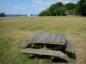 Parc Naturel Régional des Boucles de la Seine Normande - Vallée de la Seine : esplanade en bord de Seine, à Aizier : table de pique-nique entourée de pelouse, avec vue sur le fleuve Seine