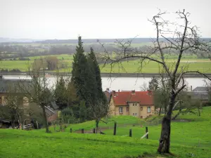 Parc Naturel Régional des Boucles de la Seine Normande - Vue sur les maisons du village de Villequier, les prairies, les arbres, le fleuve (la Seine) et la rive opposée