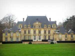 Parc Naturel Régional des Boucles de la Seine Normande - Château de la Rivière-Bourdet, pelouse et arbres, à Quevillon