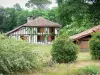 Parc Naturel Régional des Landes de Gascogne - Maison à pans de bois entourée d'arbres