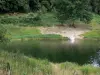 Parc Naturel Régional du Morvan - Lac de Pannecière (lac artificiel) entouré de verdure