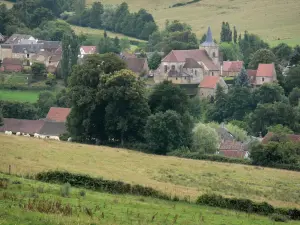 Parc Naturel Régional du Morvan - Église Saint-Hilaire et maisons du village de Bazoches entourées d'arbres et de prés