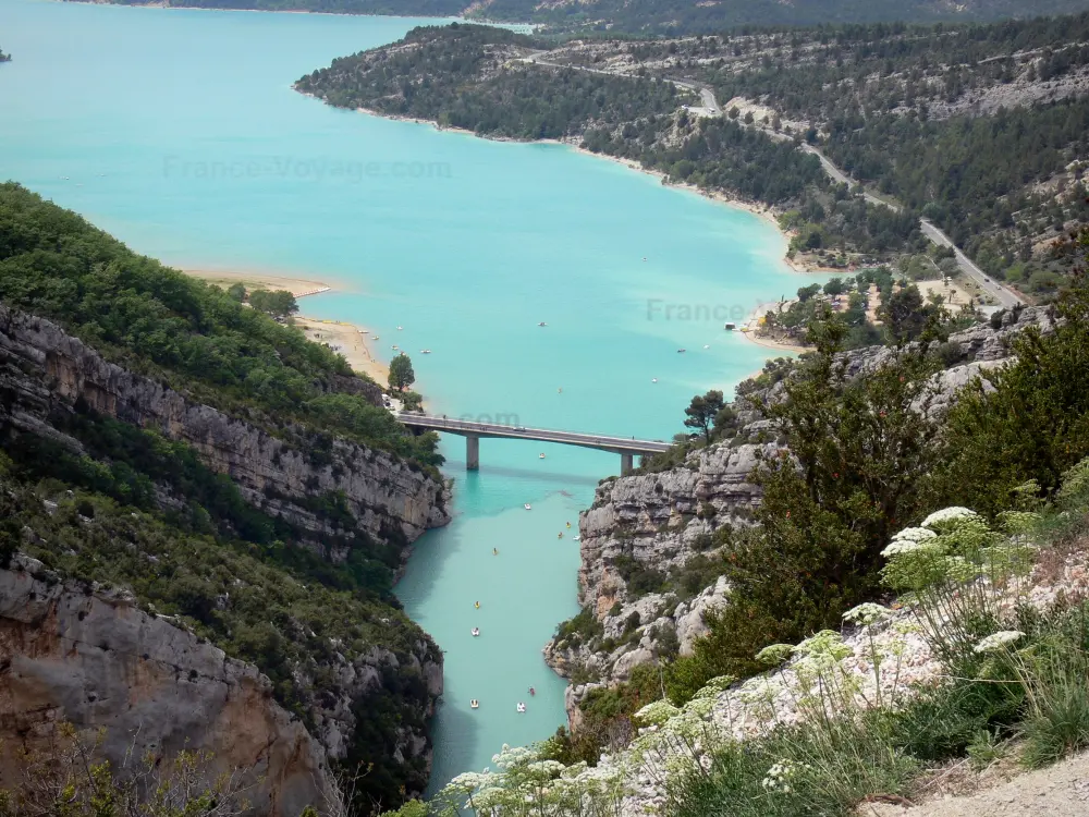 Le Parc Naturel Régional du Verdon - Parc Naturel Régional du Verdon: Lac de Sainte-Croix (retenue d'eau) couleur émeraude