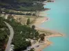 Parc Naturel Régional du Verdon - Lac de Sainte-Croix (retenue d'eau) couleur émeraude, rive, arbres et route