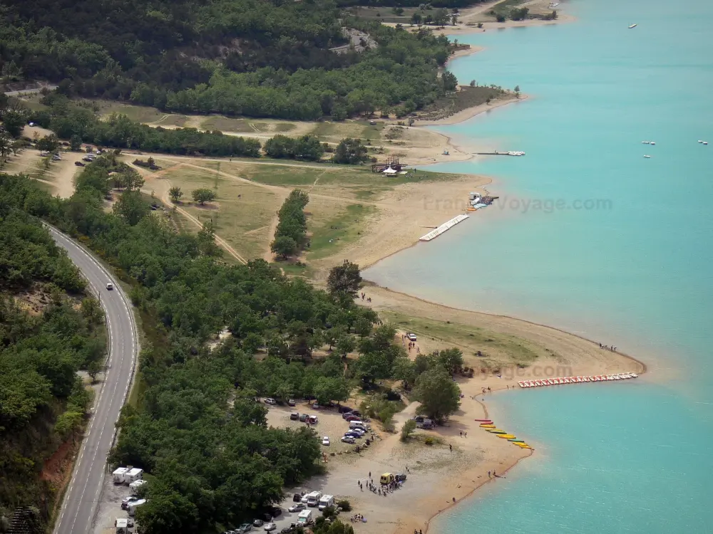 Le Parc Naturel Régional du Verdon - Parc Naturel Régional du Verdon: Lac de Sainte-Croix (retenue d'eau) couleur émeraude, rive, arbres et route