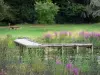 Le Parc Naturel Régional du Vexin Français - Parc Naturel Régional du Vexin Français: Ponton sur un étang, roseaux, fleurs sauvages, prairie et arbres