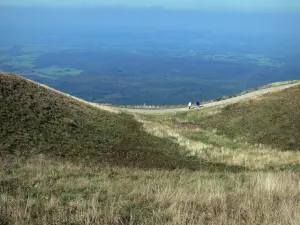 Parc Naturel Régional des Volcans d'Auvergne  - Parcours aménagé du puy de Dôme (chaîne des Puys, monts Dôme) avec vue sur les paysages alentours