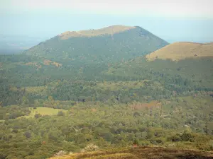 Parc Naturel Régional des Volcans d'Auvergne  - Paysage de la chaîne des Puys