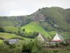 Le Parc Naturel Régional des Volcans d'Auvergne - Parc Naturel Régional des Volcans d'Auvergne: Vallée de la Jordanne : maisons dans un cadre verdoyant