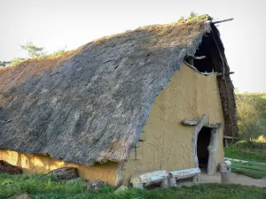 Parc Samara - Reconstitution d'un habitat préhistorique (néolithique) : maison