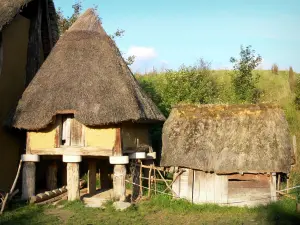 Parc Samara - Reconstitution d'un habitat préhistorique (âge du fer) : grenier sur pilotis