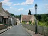 Parcé-sur-Sarthe - Lampadaire et maisons de la rue Basse