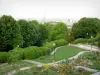 Parco di Belleville - Panorama del giardino in fiore e la città di Parigi con la Torre Eiffel dalla terrazza del Parco Belleville