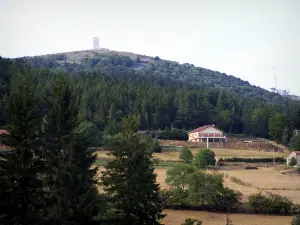 Parco Naturale Regionale del Pilat - Pilat: prati, alberi, case, foreste, tutto il Cret de Botte e trasmettitore TV sul Oeillon Crêt