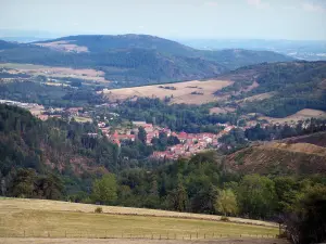 Parco Naturale Regionale del Pilat - Pilat: pascoli, gli alberi, villaggio, foresta, colline