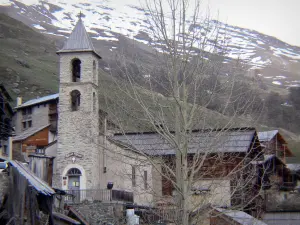 Parco Naturale Regionale del Queyras - Villaggio di Saint-Veran: protestante (Chiesa Riformata), case sugli alberi nel villaggio di montagna e le innevate vette di montagna