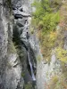 Parco Nazionale degli Écrins - Massiccio degli Ecrins: cascata circondata da pareti di roccia