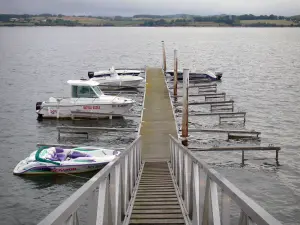 Pareloup lake - Lévézou plateau: boats docked at a pier of the Pareloup lake