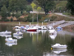 Pareloup lake - Lévézou plateau: boats floating on the lake